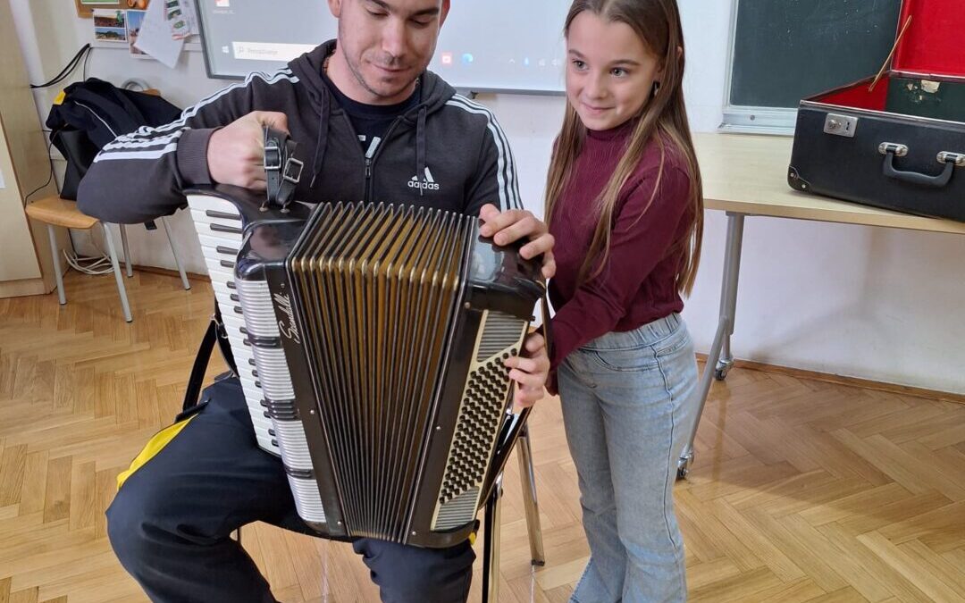 Poštar Ivan u gostima kod prvaša